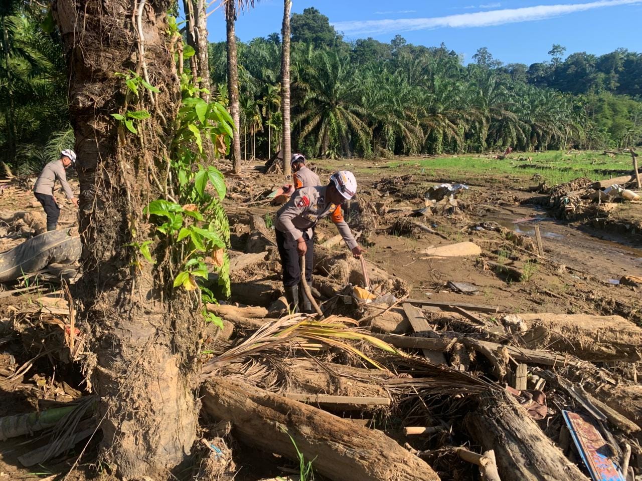 Pascabencana Banjir Bandang, Sungai di Agam Dibersihkan Tim SAR Resimen II Pasukan Pelopor