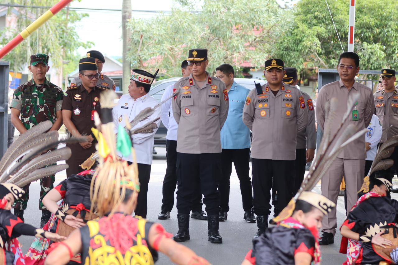 Disambut Adat Lokal, Wakapolda Kalteng Kunker ke Polres Kapuas dan Tekankan Peningkatan Kinerja Personel