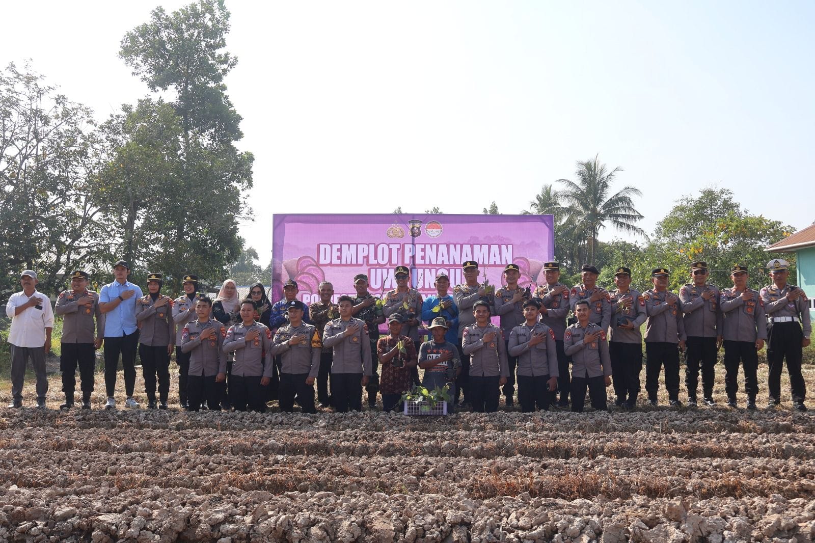 Penanaman Uwi Ungu di Pontianak Barat, Kapolresta Dorong Ketahanan dan Swasembada Pangan