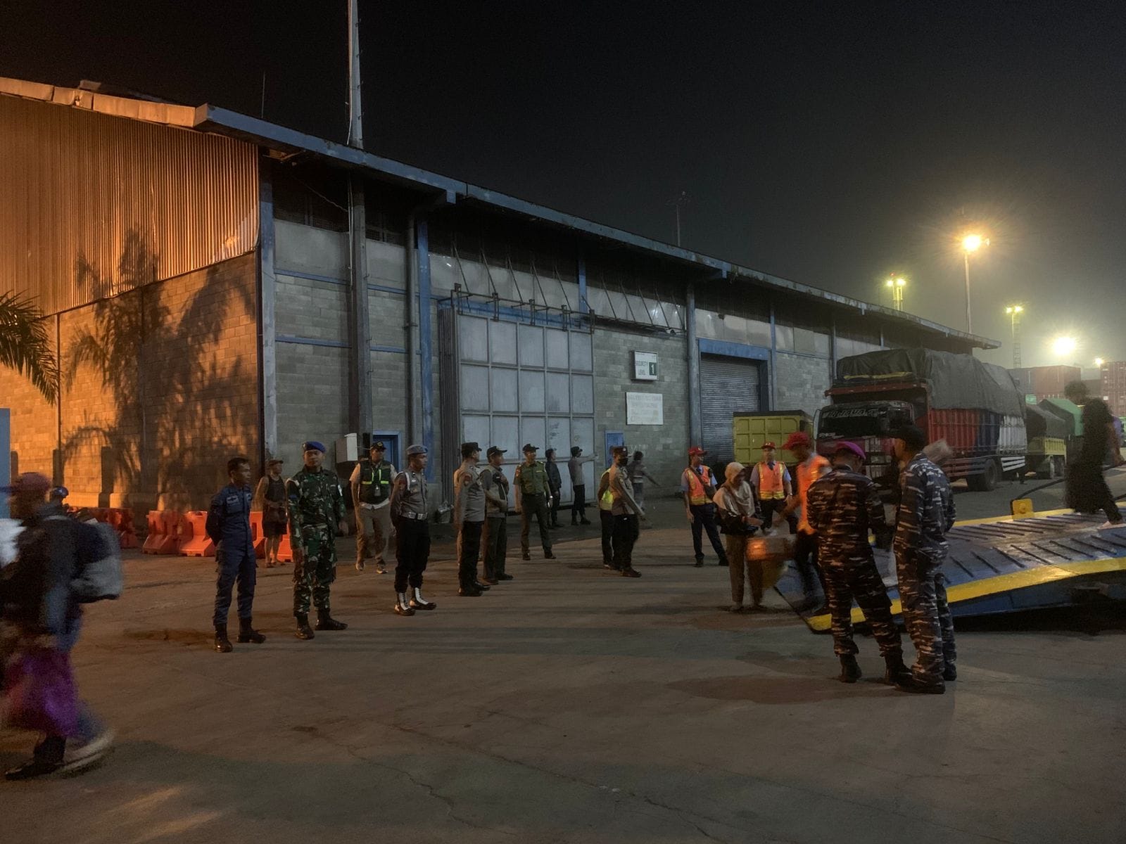 Humanis dan Siaga, Polsek Dwikora Pastikan Embarkasi Penumpang Aman dan Tertib