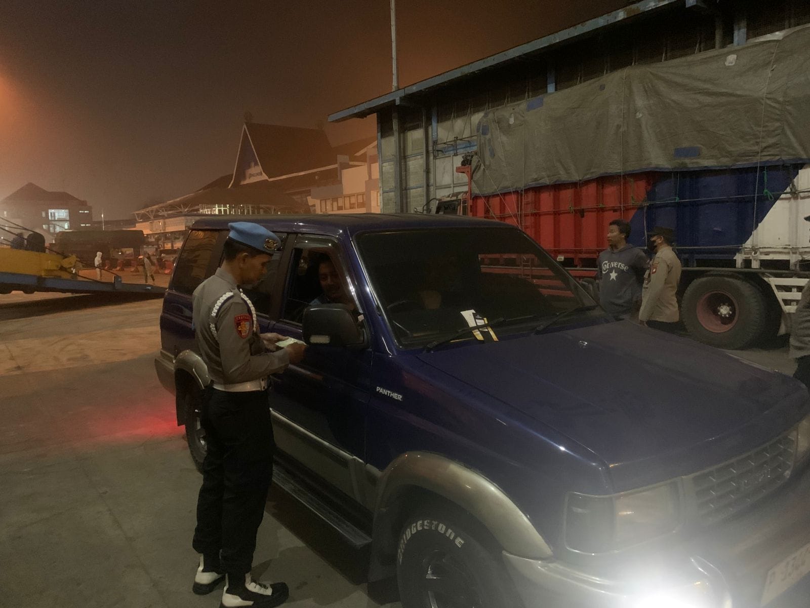Mobilitas Tinggi di Pelabuhan Dwikora, Polri Hadir Jaga Keamanan Penumpang