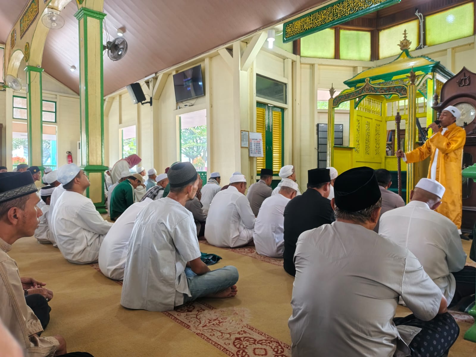 Kapolresta Pontianak Sholat Jumat di Masjid Jami, Sampaikan Pesan Kamtibmas