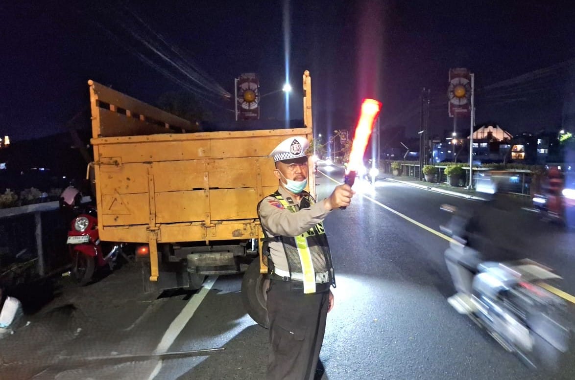Aduan Warga via 110 Ditindak Sigap, Polisi Amankan Lalin di Jembatan Bug Gluduk Malang
