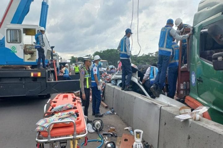 Kecelakaan Beruntun di Tol Batang–Semarang Libatkan Tiga Kendaraan, Satu Korban Tewas