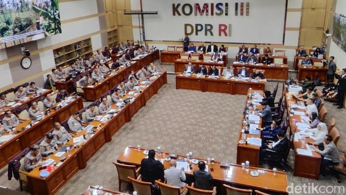 Kapolri Raker dengan Komisi III DPR, Bahas Capaian Polri hingga Implementasi KUHP-KUHAP Baru