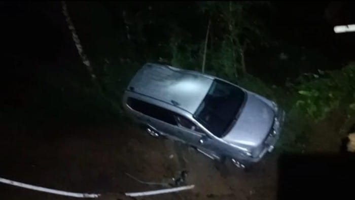 Jalan Longsor di Banyumas, Mobil Avanza Nyemplung ke Jurang