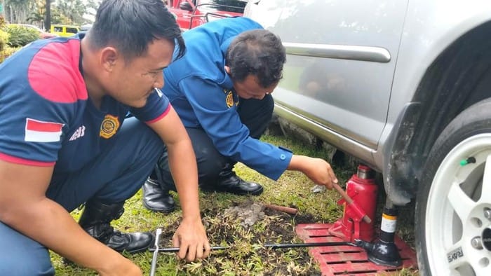 Mobil Nyangkut di Taman Ijen Kota Malang, Median Jalan Terpaksa Dibongkar