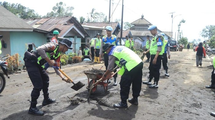 Banjir Purbalingga Putus Akses Warga, Brimob Polda Jateng Bangun Jembatan Darurat