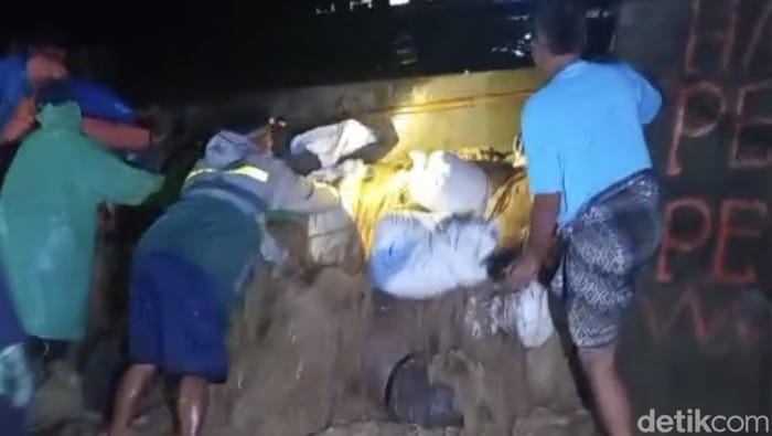 Tanggul Jebol dan Sungai Meluap, Permukiman di Brangsong Kendal Terendam Banjir