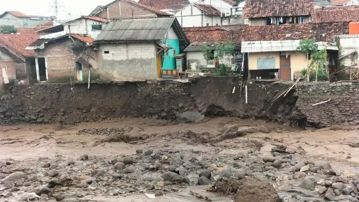 Banjir Bandang Terjang Pemalang dan Tegal, Satu Orang Tewas Ratusan Mengungsi