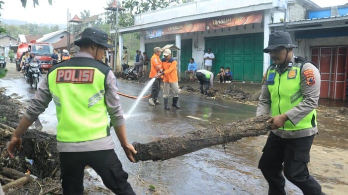 Pasukan Siaga Bhayangkara Diberangkatkan Polda Jateng untuk Penanganan Banjir Purbalingga
