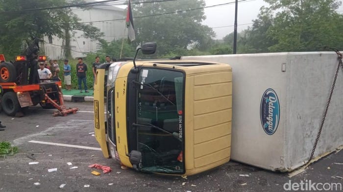 Kecelakaan Truk Boks Es Batu di Delanggu Klaten, Kernet Tewas