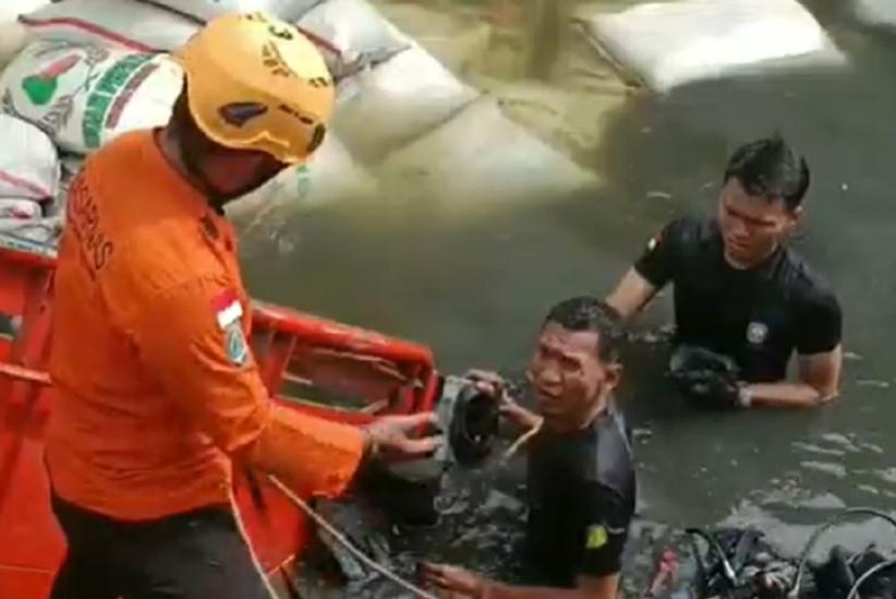 Truk Bermuatan Beras Terjun ke Sungai di Kaligawe Semarang, Sopir Tewas Terjepit