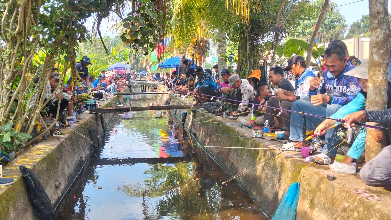 Bhabinkamtibmas Dekat dengan Masyarakat Lewat Mancing Lele HUT ke-1 PARDEM