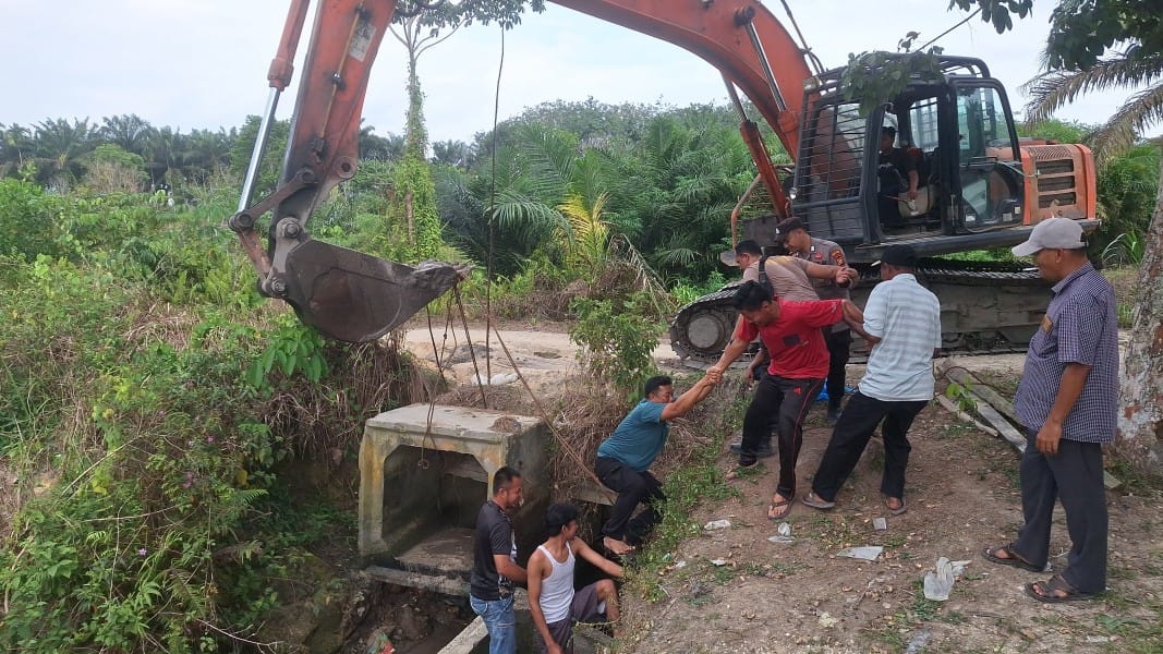 Ikuti Perintah Kapolri, Polda Riau Turun Langsung Bangun Jembatan