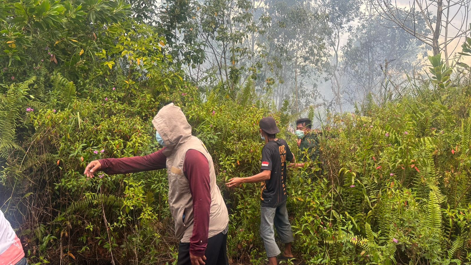 Minim Air dan Asap Tebal, Pemadaman Lahan Terbakar di Pontianak Utara Terkendala