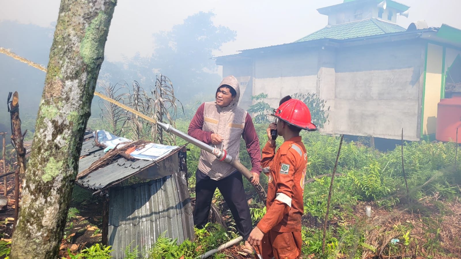 Kebakaran Lahan di Batulayang, Polsek Pontianak Utara Bergerak Cepat Amankan Warga