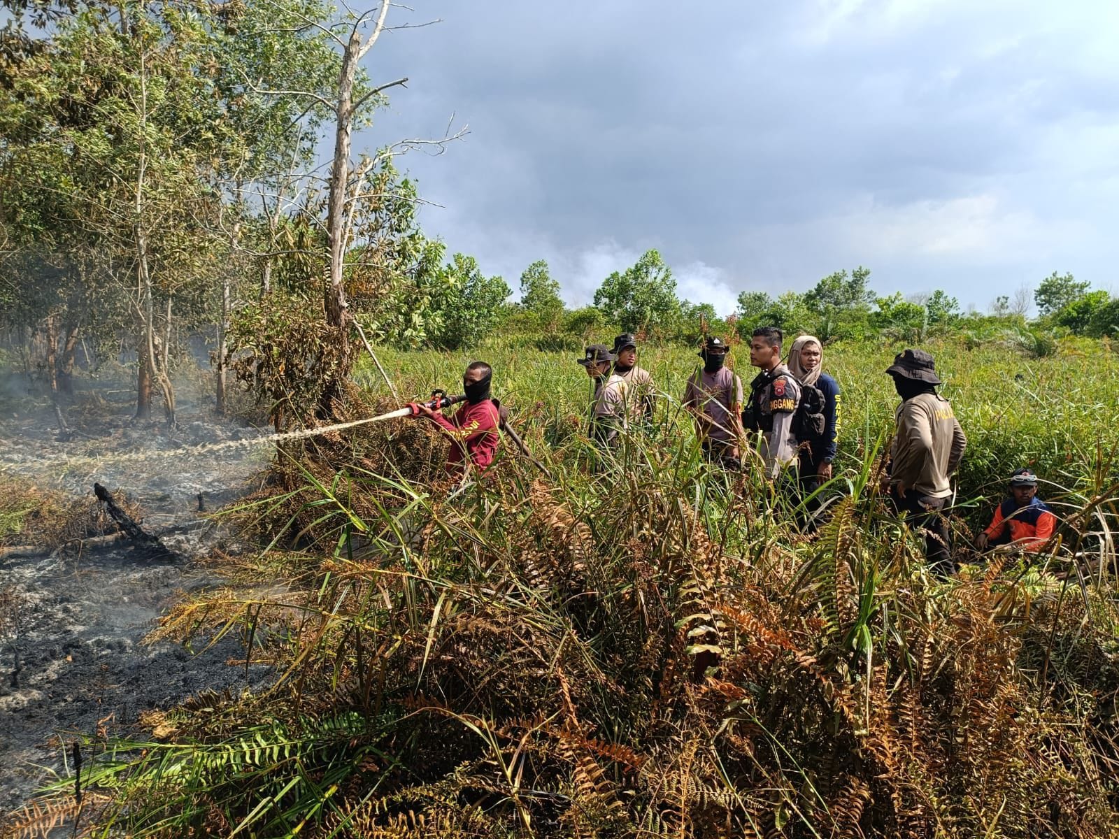Lahan Terbakar di Pontianak, Polisi dan BPBD Bergerak Cepat Padamkan Api
