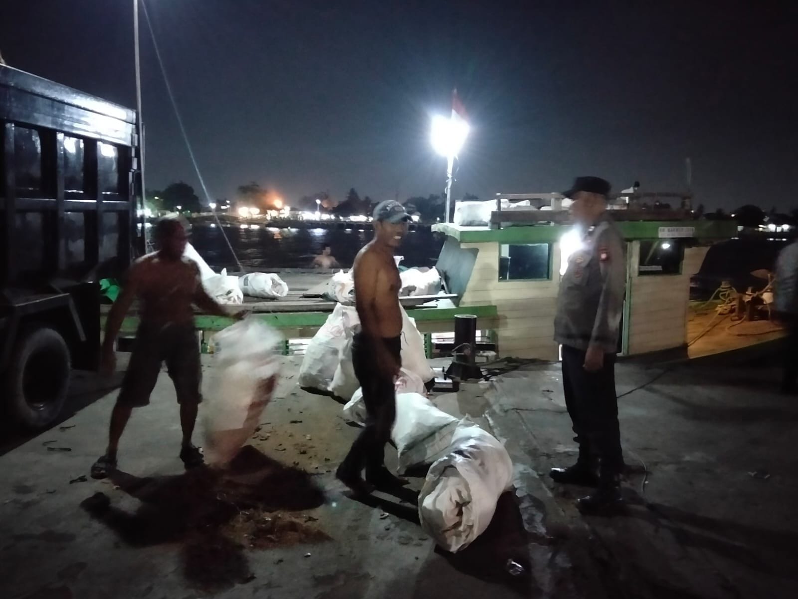 Patroli Sambang dan Dialogis Ciptakan Situasi Pelabuhan Aman dan Kondusif