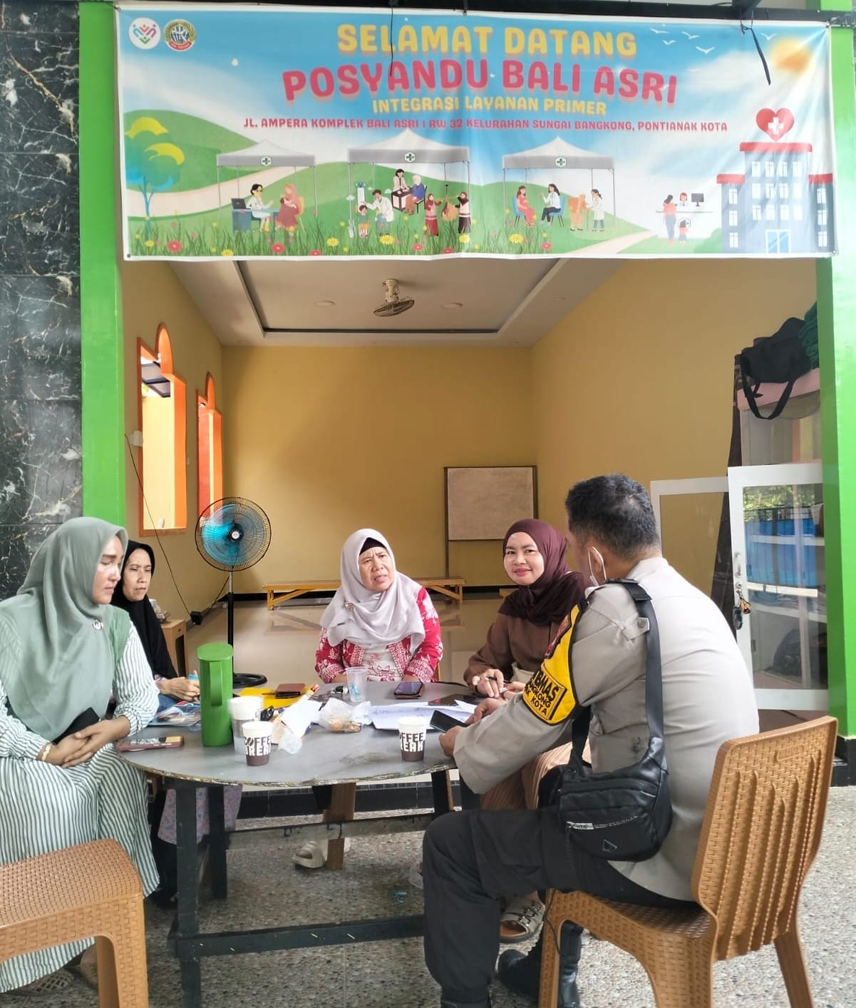 Bhabinkamtibmas Polsek Pontianak Kota Beri Himbauan Kamtibmas saat Sambangi Posyandu Bali Asri
