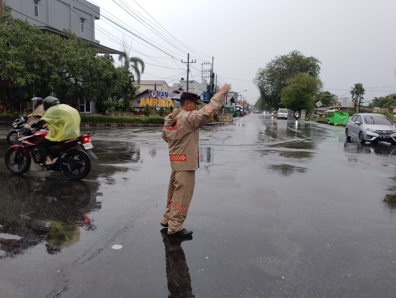 Hujan Lebat Tak Jadi Halangan, Unit Lantas Polsek Kota Tetap Bertugas