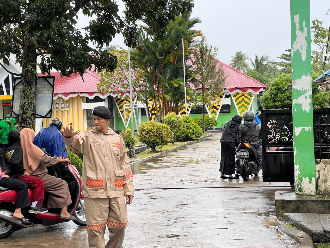 Hujan Lebat Tak Surutkan Semangat, Unit Lantas Polsek Kota Atur Arus Lalu Lintas