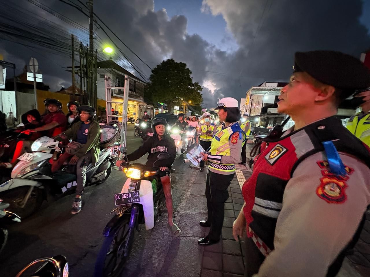 Personil Ops Keselamatan Sosialisasi Kamseltibcarlantas Di TL. Nusa Indah