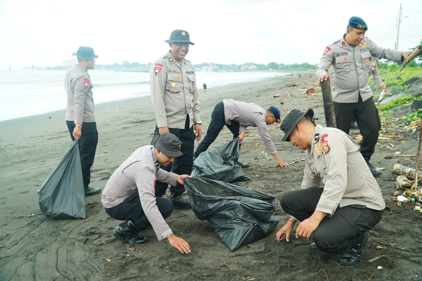 Polda Bali Libatkan Ratusan Personel dalam Aksi Bersih-Bersih Pantai