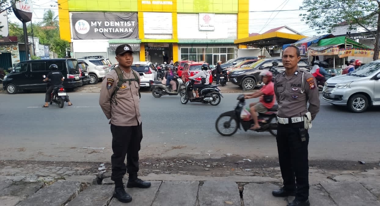 Polsek Pontianak Kota Pastikan Keamanan Kegiatan Swimming With Aming Coffee