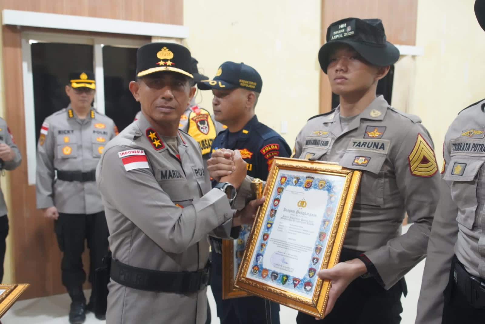 Kapolda Aceh Beri Penghargaan atas Dedikasi Kemanusiaan Taruna Akpol di Aceh Tamiang