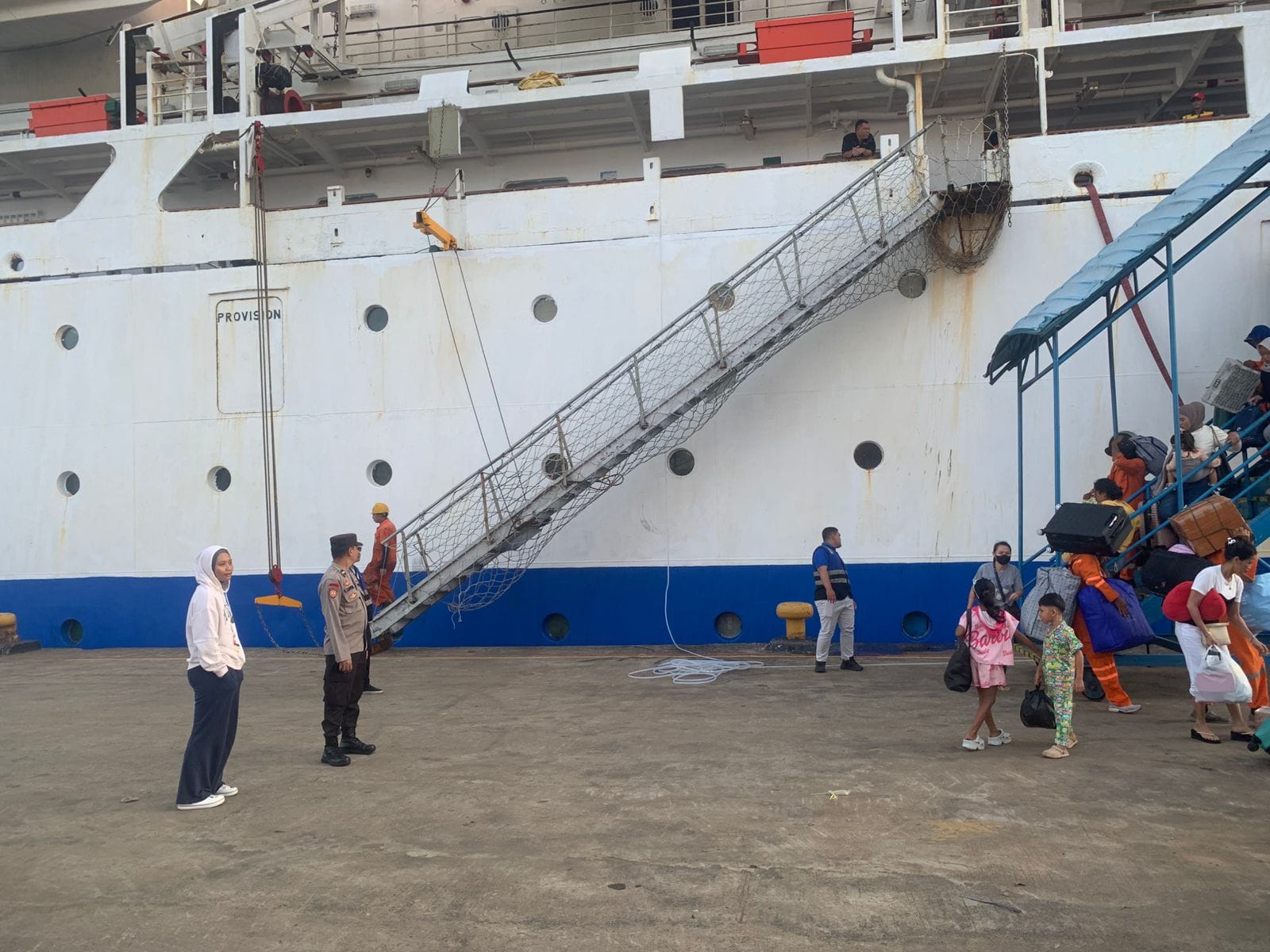 Pelayanan Maksimal di Pelabuhan, Polsek Pelabuhan Dwikora Kawal Penumpang Hingga Proses Embarkasi Selesai