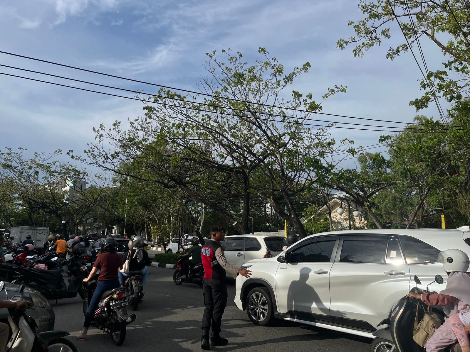 Jelang Berbuka Makin Padat, Aparat Pastikan Pasar Juadah Ramadhan Aman dan Nyaman bagi Pengunjung