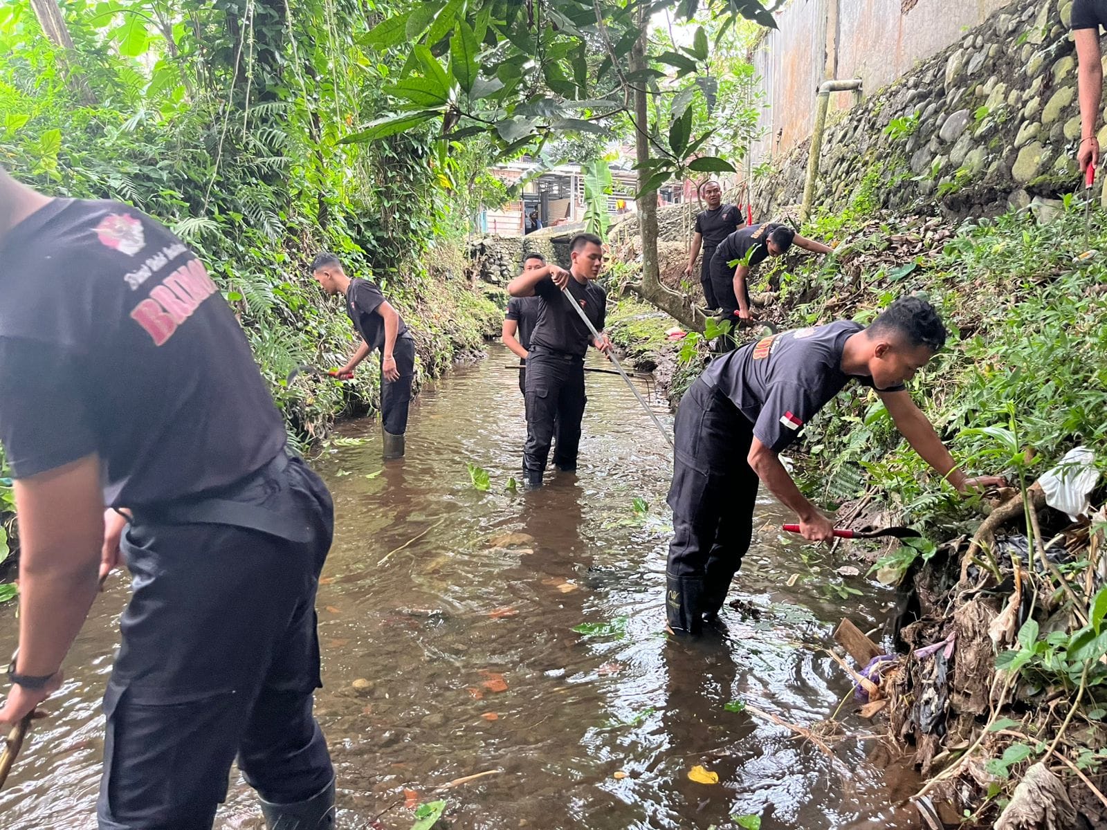 Ratusan Brimob Turun Tangan! Sungai hingga Taman di Jateng Dibersihkan Serentak, Lingkungan Kembali ASRI