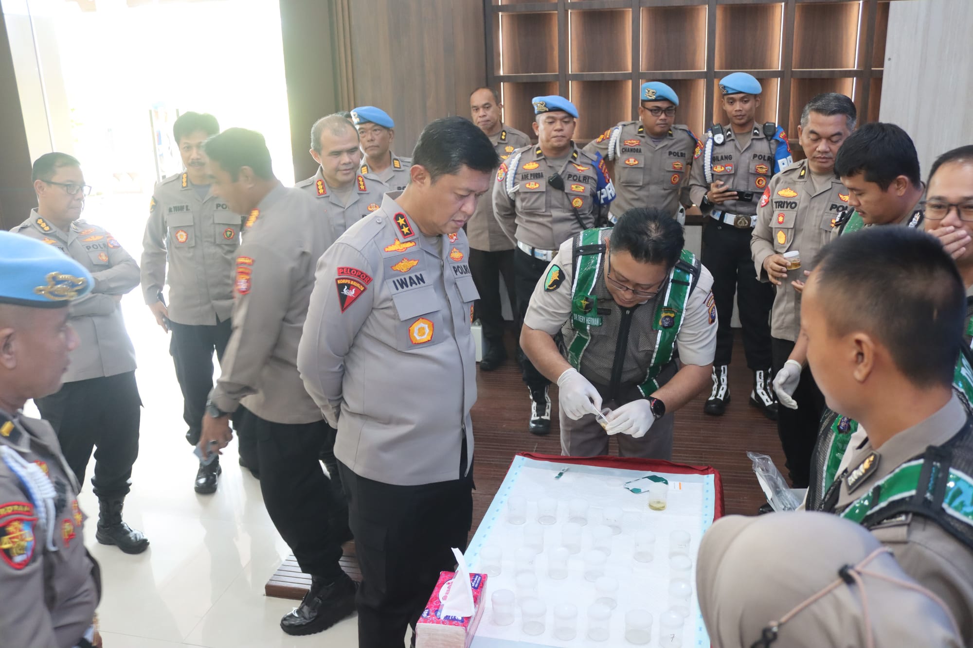 Pastikan Bersih dari Narkoba, Kapolda Kalteng dan Pejabat Utama Lakukan Tes Urine