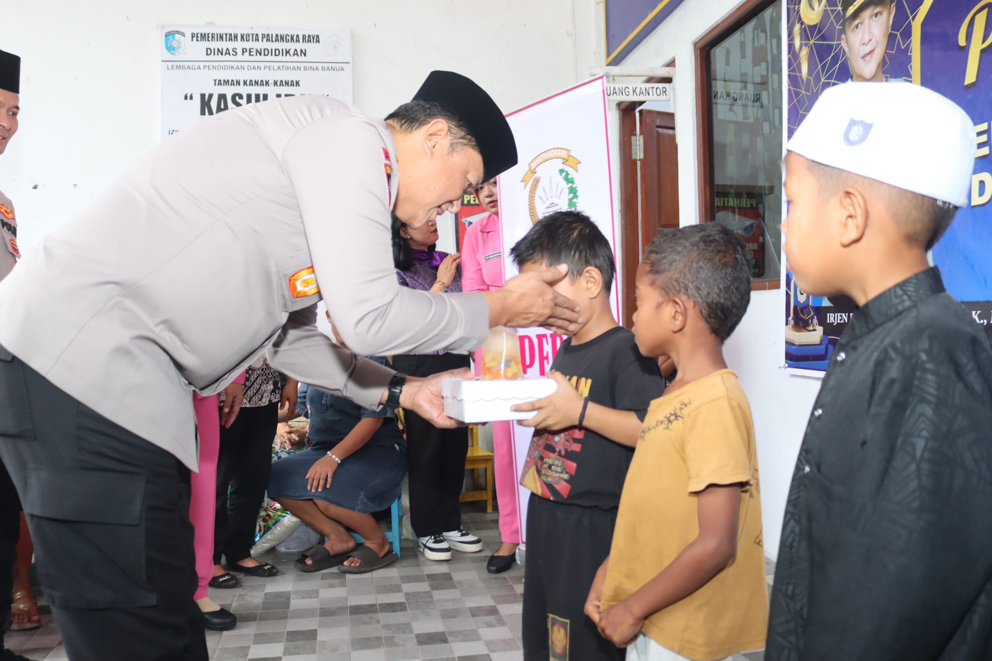 Kapolda Kalteng Berbagi Takjil dan Buka Bersama Anak Panti Asuhan, Wujud Kepedulian di Bulan Ramadan