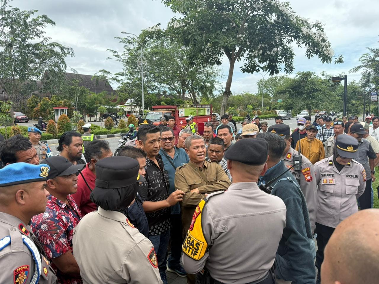 Polresta Pontianak Terapkan Pengamanan Humanis saat Demo di Kejati Kalbar