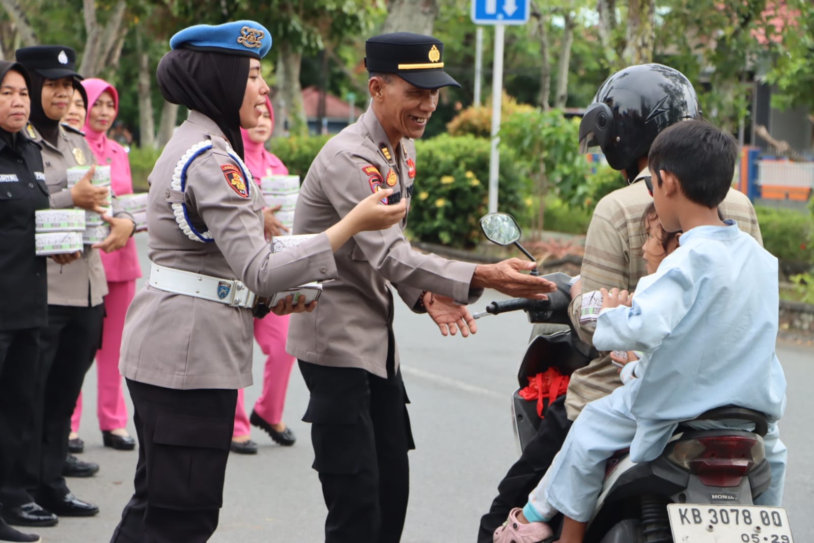 Semarak Ramadan 1447 H, Polresta Pontianak Bagikan Takjil kepada Pengguna Jalan