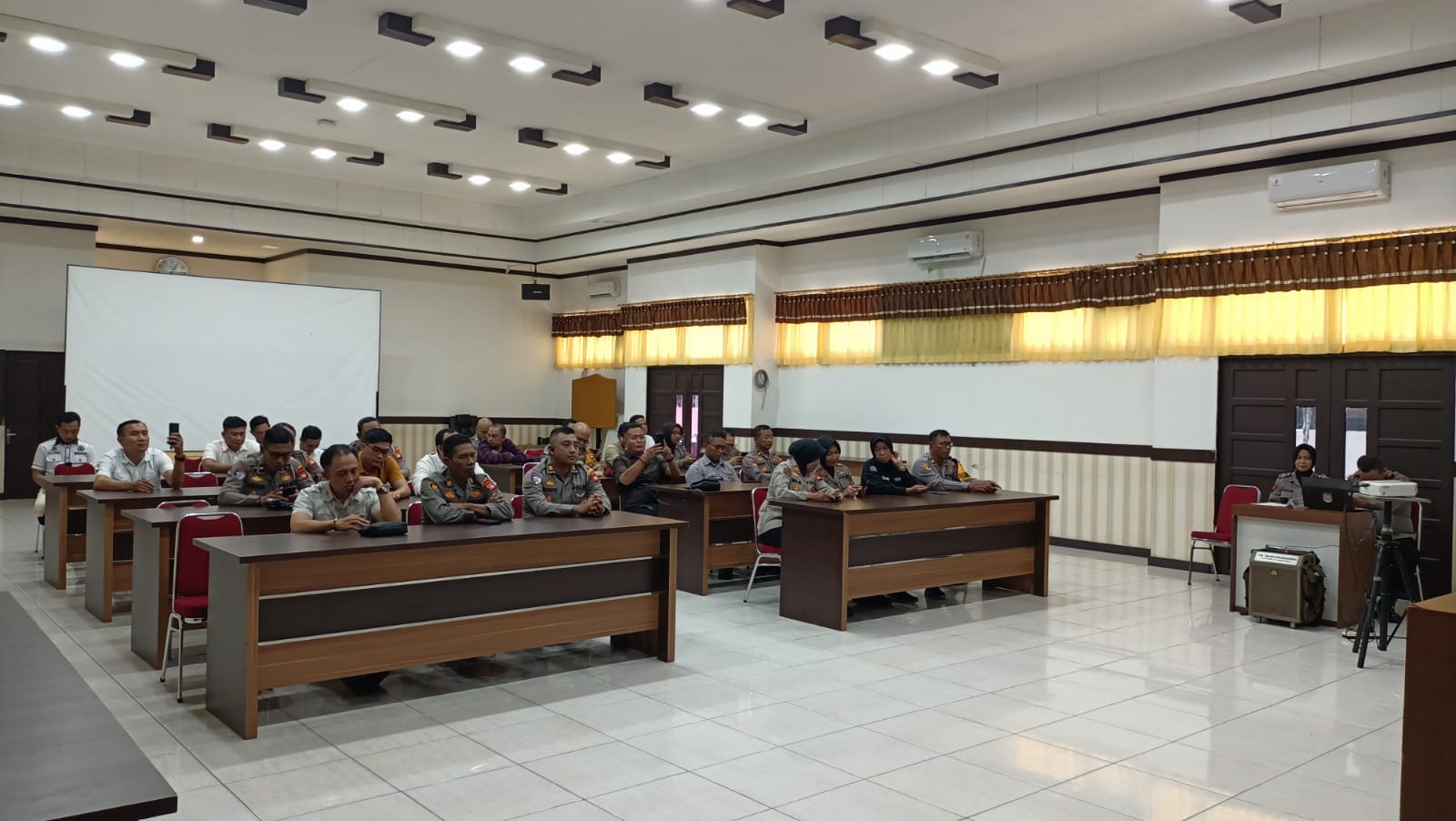 Jajaran Polresta Pontianak Ikuti Sosialisasi UU KUHP dan KUHAP 2025