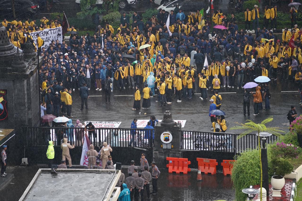 Demo Tanpa Ricuh! Ratusan Mahasiswa Sampaikan Aspirasi, Situasi Depan Mapolda Tetap Aman