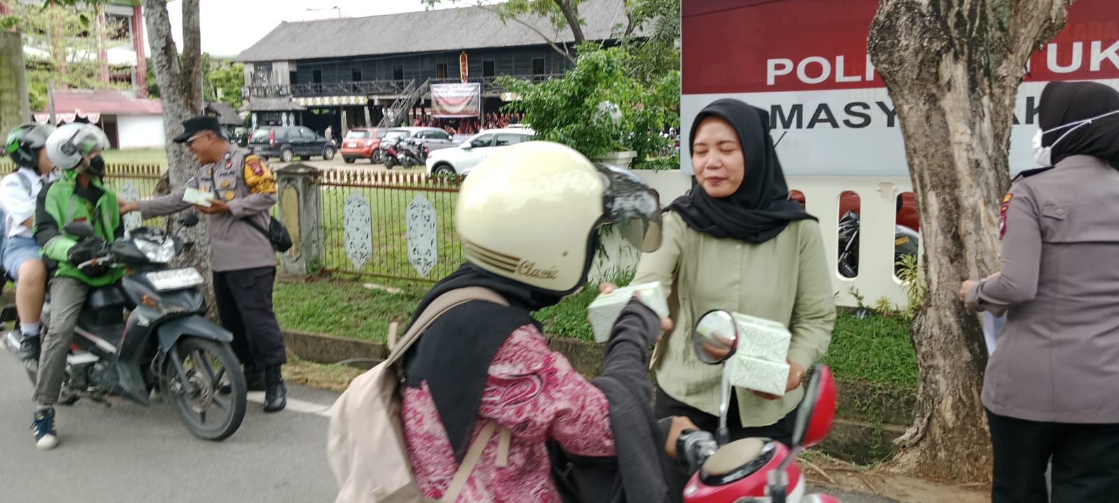 Semangat Berbagi Ramadan, Kapolsek Pontianak Selatan Pimpin Langsung Kegiatan Sosial