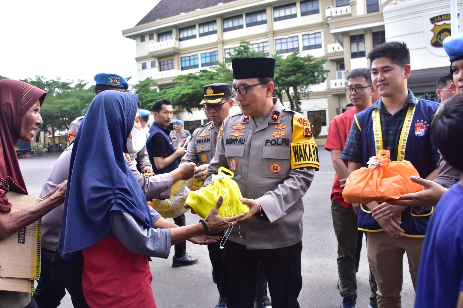 Polda Jambi Berbagi Berkah Ramadan: Ratusan Paket Takjil dan Sembako Diserahkan ke Pengendara