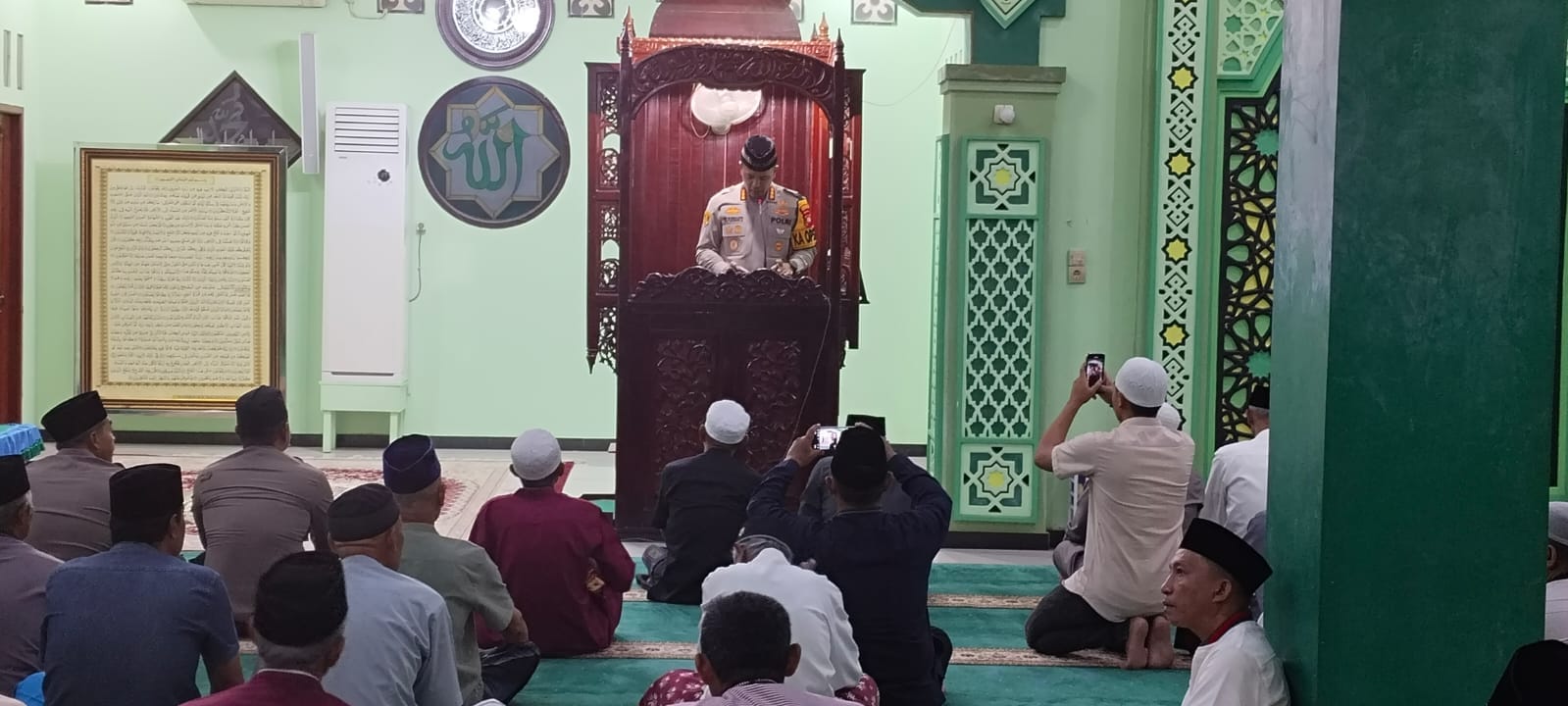 Sentuhan Humanis di Waktu Subuh, Kapolresta Pontianak Perkuat Sinergi Keamanan Bersama Jamaah