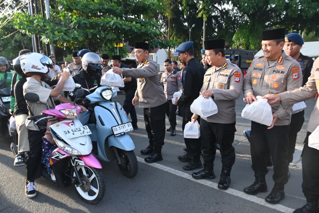 Ramadhan Penuh Berkah, Polda Kalsel Salurkan 1.000 Takjil untuk Warga dan Ojol