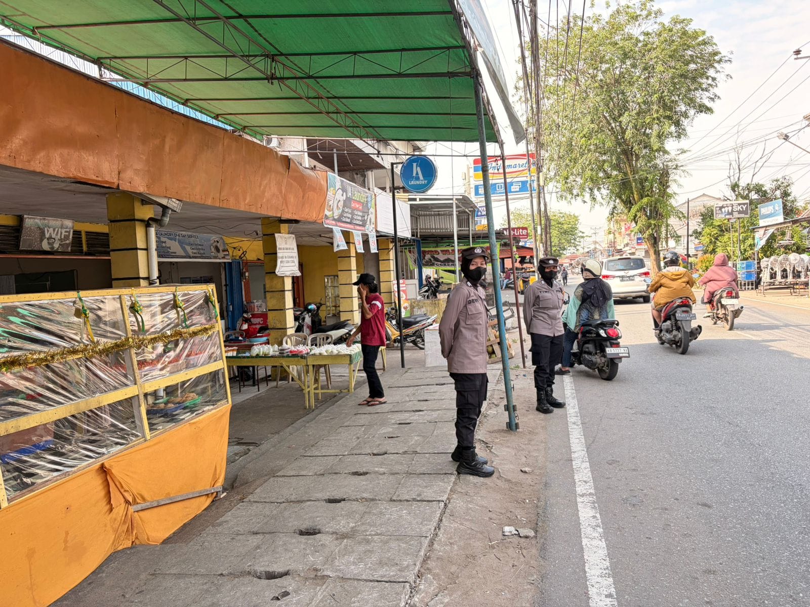 Aktivitas Jual Beli di Pasar Juada Dikawal Polwan