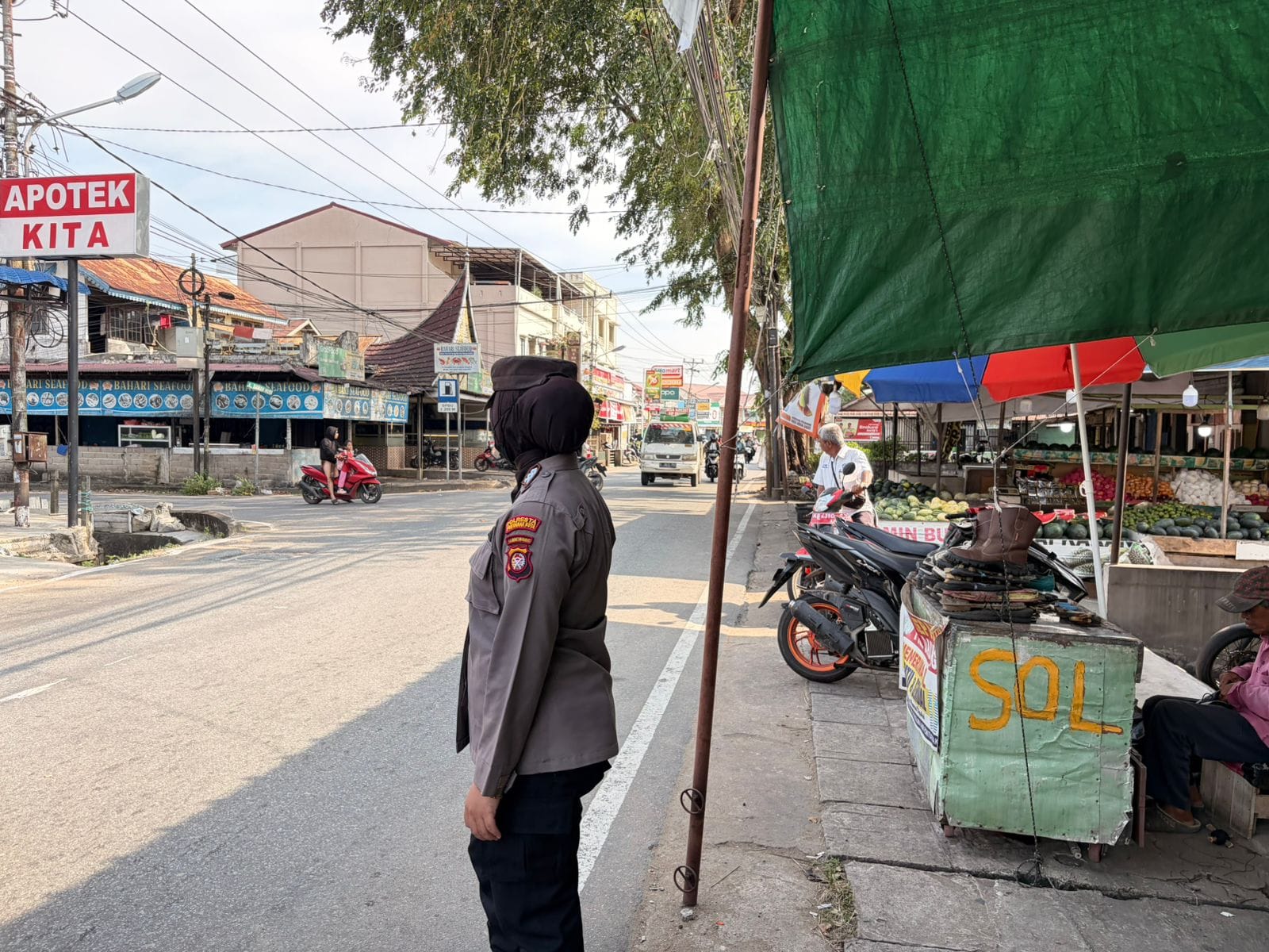 Polwan Hadir di Tengah Pedagang, Amankan Pasar Juada