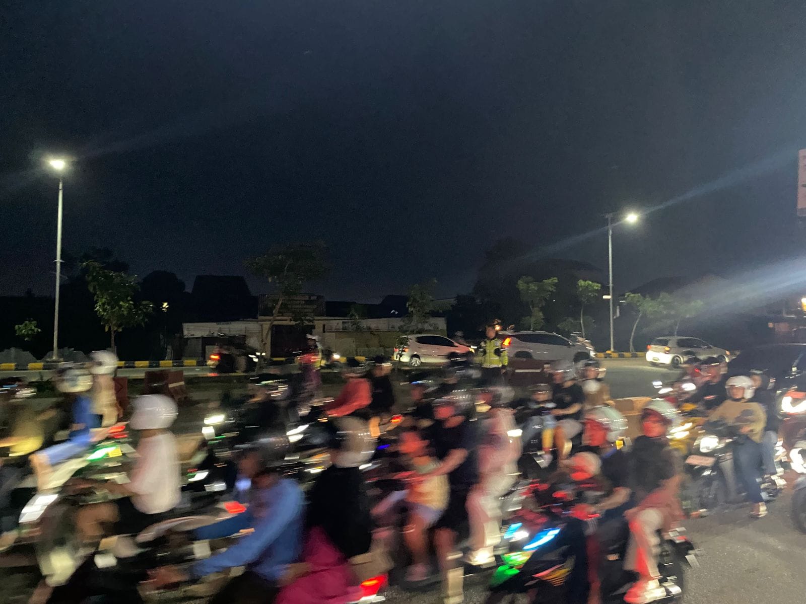 Sigap di Lapangan, Personel Pos Pam Tanjung Raya Atasi Kepadatan Arus Malam