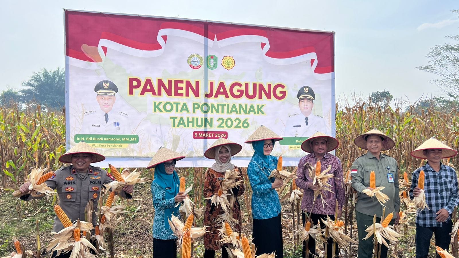 Polresta Pontianak Berpartisipasi dalam Kegiatan Panen Jagung Bersama di Pontianak Utara