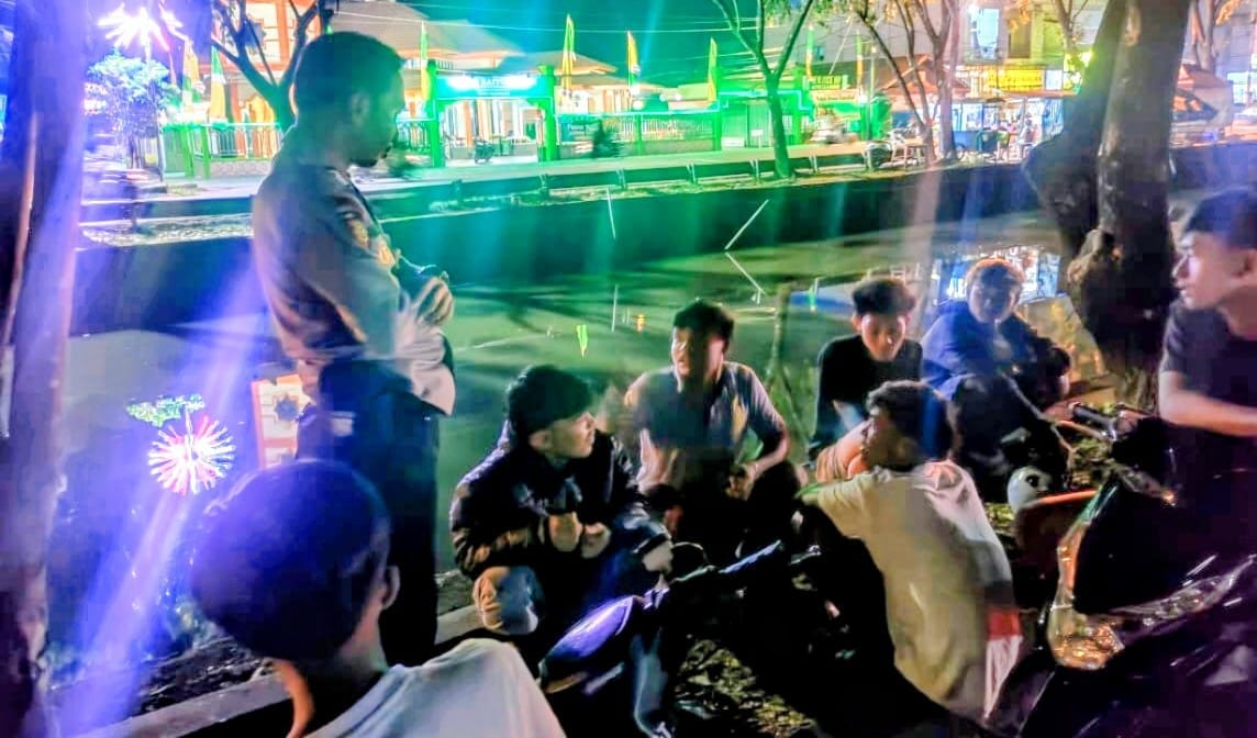 Sejumlah Remaja Nongkrong di Jalan Pal 3 Dibubarkan Patroli Enggang