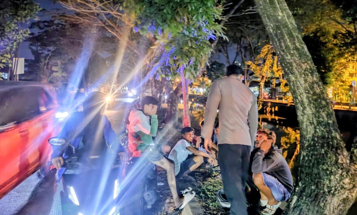 Polsek Pontianak Kota Himbau Remaja yang Nongkrong di Jalan Pal 3 untuk Membubarkan Diri