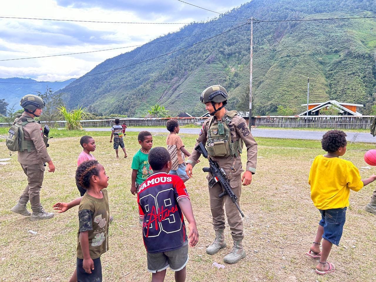 Satgas Damai Cartenz Sambangi Warga Kulirik, Pendekatan Humanis Polisi Perkuat Keamanan dan Kepercayaan Masyarakat